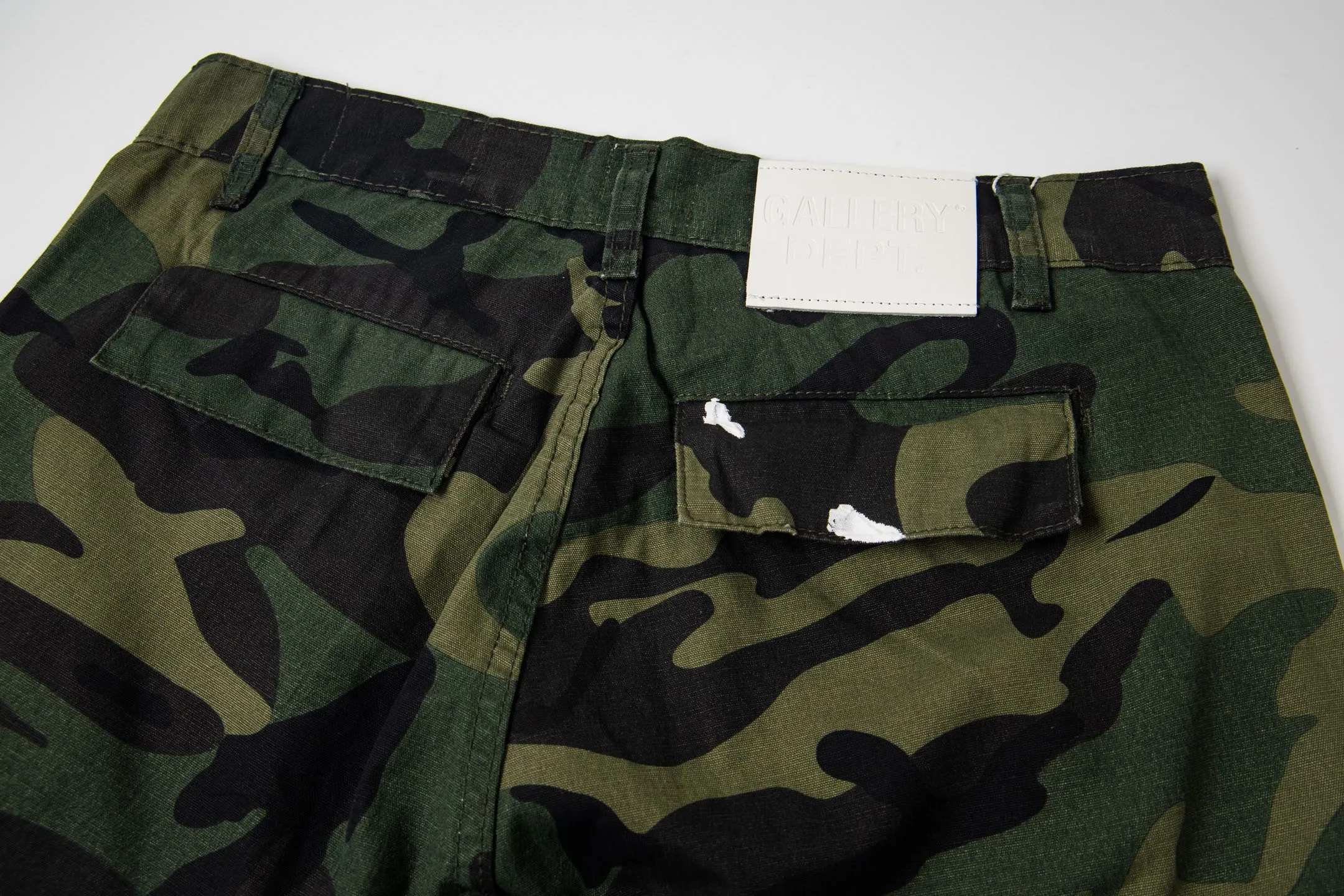 #8208 P260💰 GALLERY DEPT leopard print camouflage splash ink splicing overalls high street retro American casual trousers. Original purchased and patterned to truly restore the ultimate texture of Vintage. The whole splicing is in heavy water washing process. Craftsmen hand splash ink. You can see the details. Three-dimensional cutting version. Loose and comfortable. Not picky on the figure. Makes taller and slimmer. Seiko factory. Original quality control. Same style for men and women. Can be matched with couples. Versatile recommendation. Essential jeans for all seasons Color: Camouflage